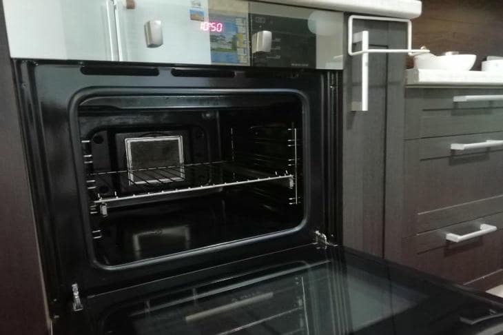 Hur man hör degens viskning: varför ugnen behöver en tegelsten eller en sten