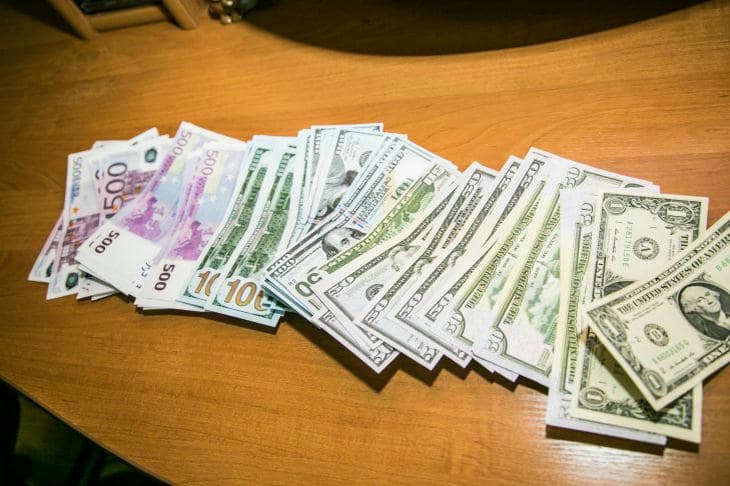 Hur mycket pengar läcker ut genom fönster: diskreta flyhacks för verkliga besparingar