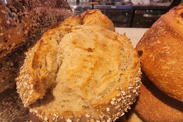 Vad händer om du skär brödet varmt: hur otålighet smular sönder smulor smulor och rykten